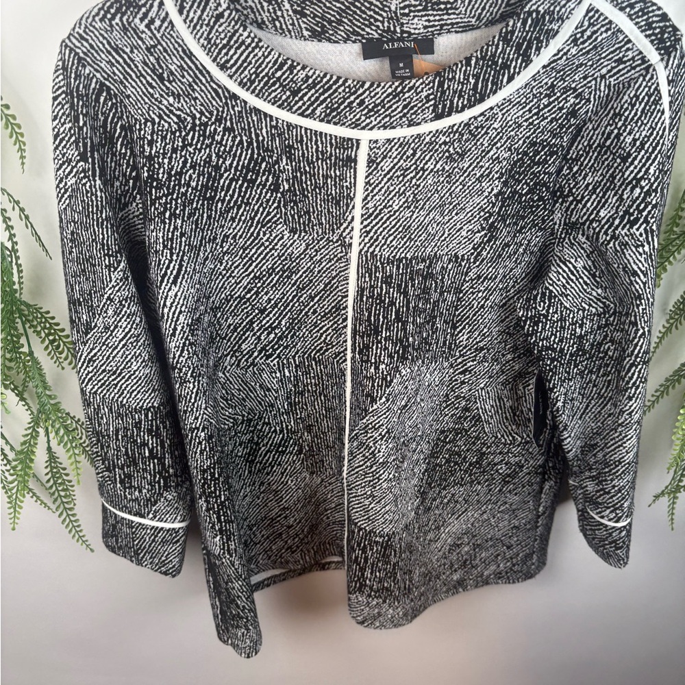 Alfani top. Black & White. NWT. Size med.